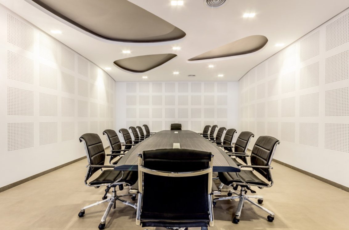 Atrium et espaces de travail baignés de lumière