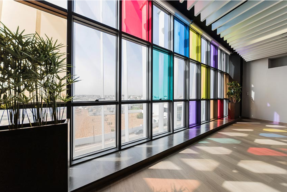 Façade vitrées à panneaux colorés